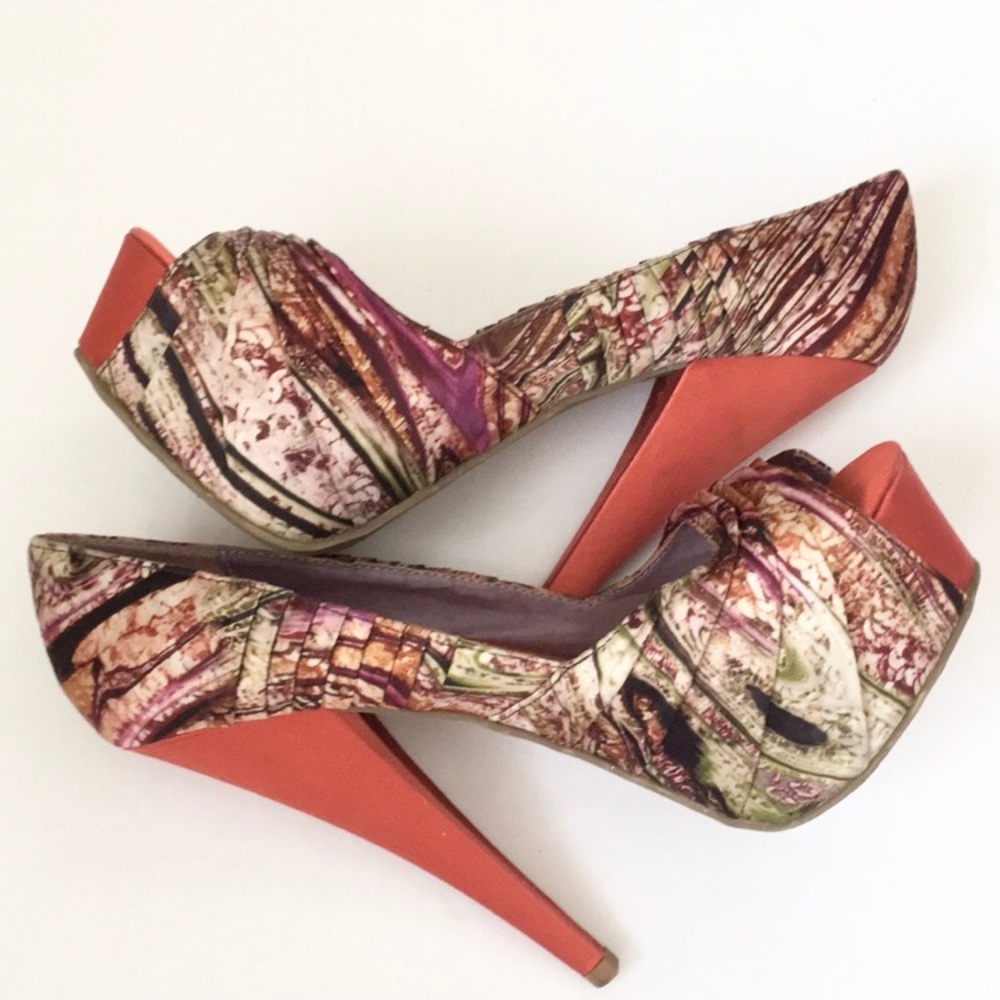 Women’s platform multi print pump